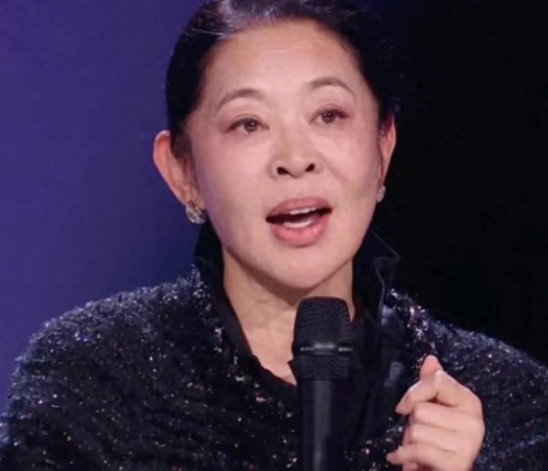 倪萍在很多场合，非常愿意装大姐大。
 
往往有些不自量力了，希望以后能给自己保留