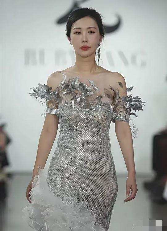 感觉田朴珺真的是~越来越有女强人的派头了，自从嫁给了大佬王石后，不用再为钱发愁的