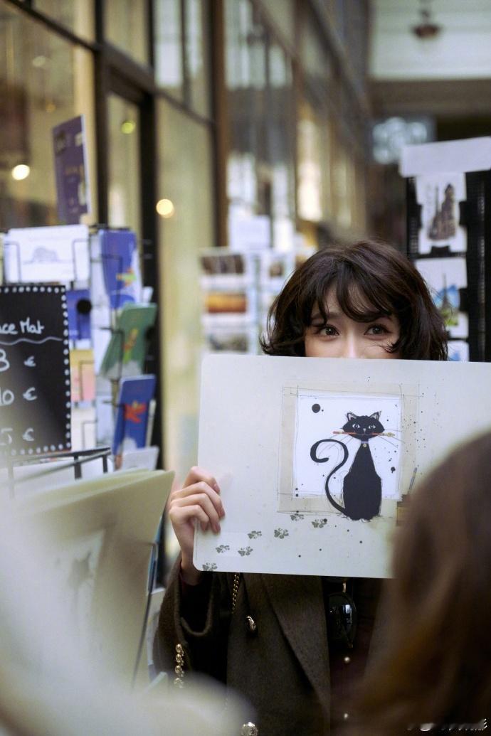 #关晓彤在巴黎的白天到黑夜##关晓彤白天与黑夜的巴黎街拍# 关晓彤在巴黎的街拍，