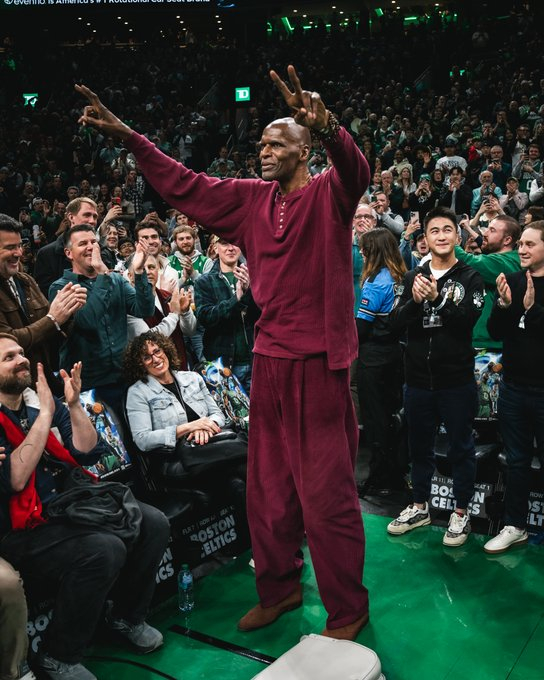 今日比赛，绿军传奇酋长帕里什也来到了现场看球波士顿凯尔特人 ｜Different