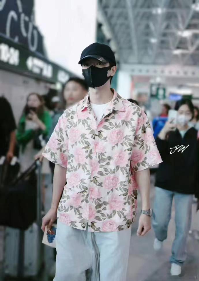 这一次又换许凯来穿花衬衫了，能比龚俊帅吗？ ​​​