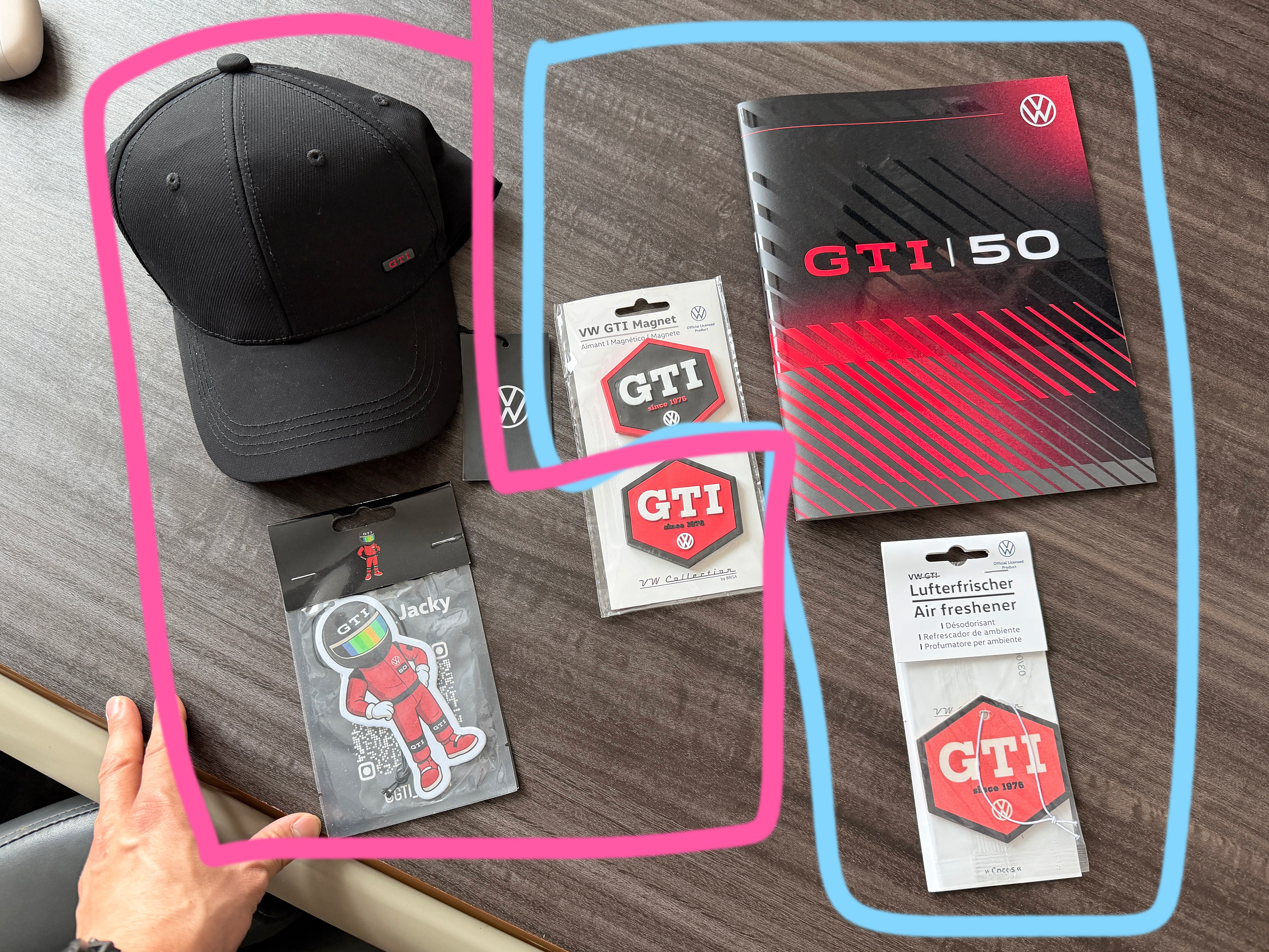 德国大众的活动我就带了这么些东西回来，怕给两位GTI前车主分赃不均。左边给，右边