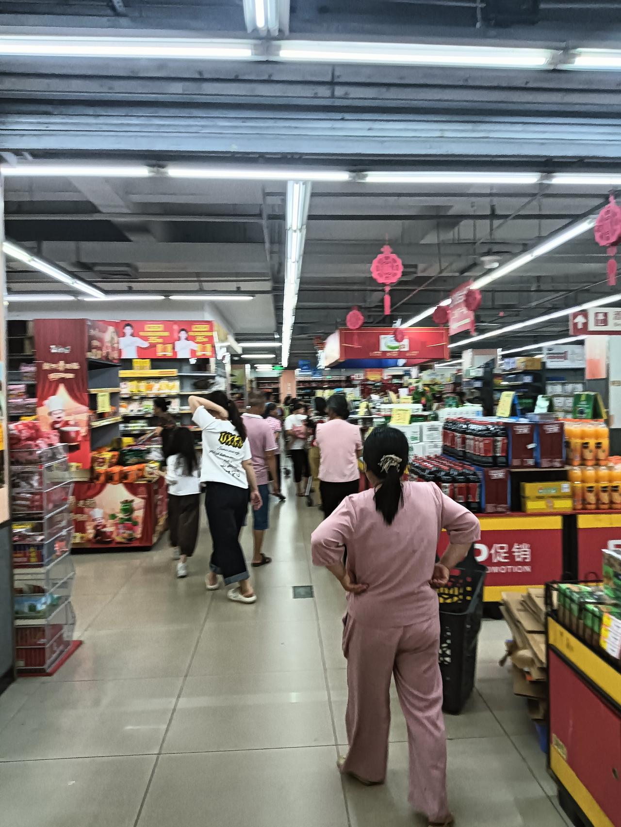 晚上又经过永盛超市进去逛逛，现人们己知晓超市即将闭店人流明显增多。进里面所见抢购
