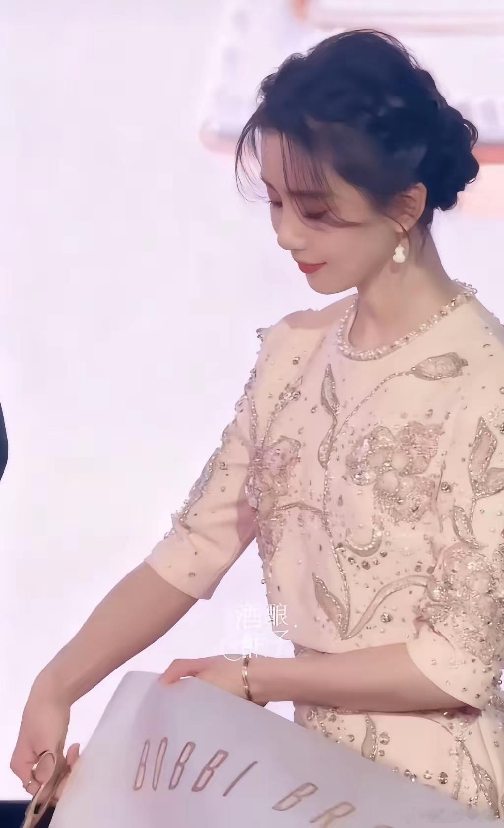 我在刘诗诗身上发现一个玄学，而且准得吓人，那就是只要刘诗诗出席的场合，不管穿啥，