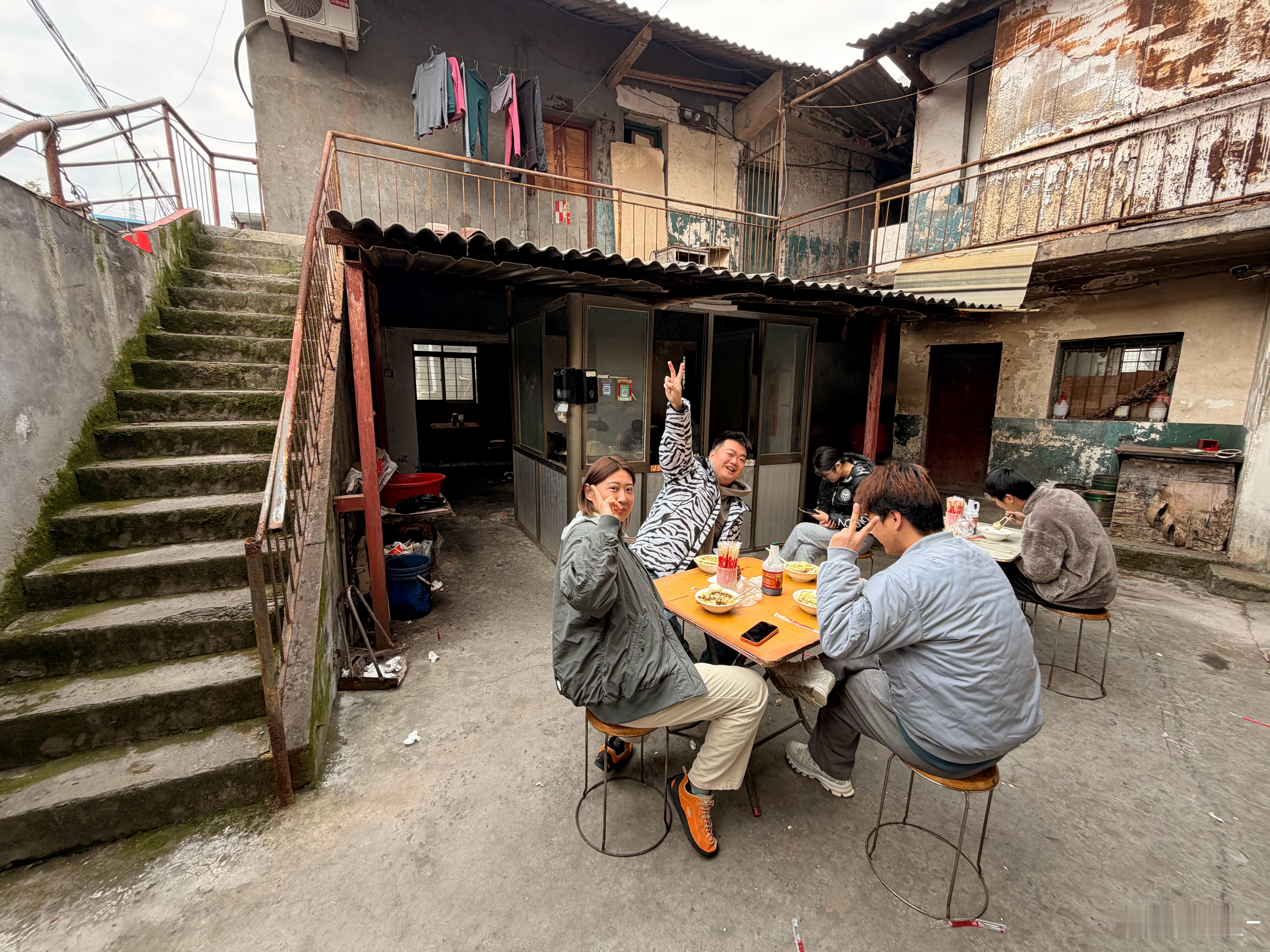 我曾经认真畅想过我的30岁生日该怎么过，去三亚或者维港租一艘游艇，给我所有的好朋