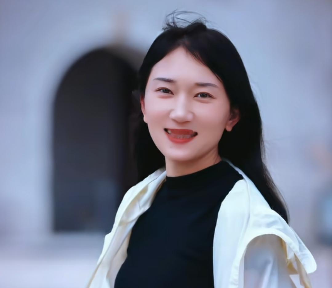 现状对比太过扎心！林丽发文感慨释怀，独自在外打拼，厉怀远全家齐心助力事业。
 