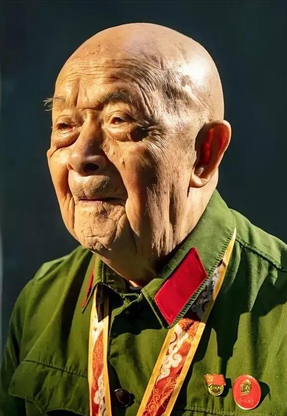 “一等功臣”三个字在他胸口上闪耀，却掩盖不了他33年临时工的身份。抗美援朝战场上