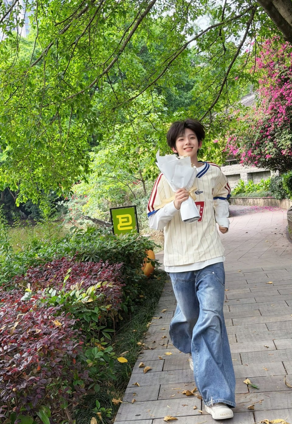 思慕社字母 凌晨三点，雨停了。梧桐叶上还挂着水珠，风一过，就簌簌地落。我忽然想写