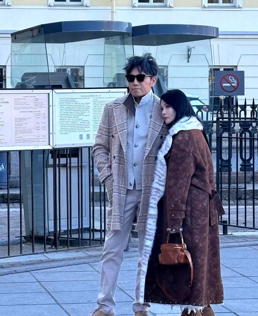 谁能想到，58岁的伊能静和老公秦昊站在一起，竟然一点年龄差都看不出来。

最近，