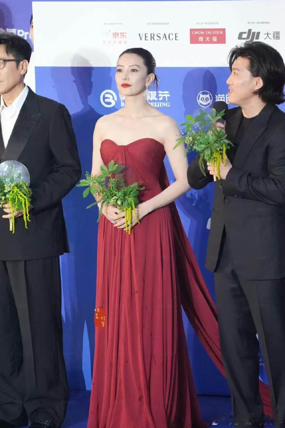 大美人高圆圆，明艳盛放的红玫瑰 