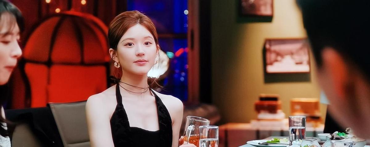 离婚那天，她没哭，把婚戒扔进抽屉，关了灯，开了直播。
没人想到，一个三十多岁、不