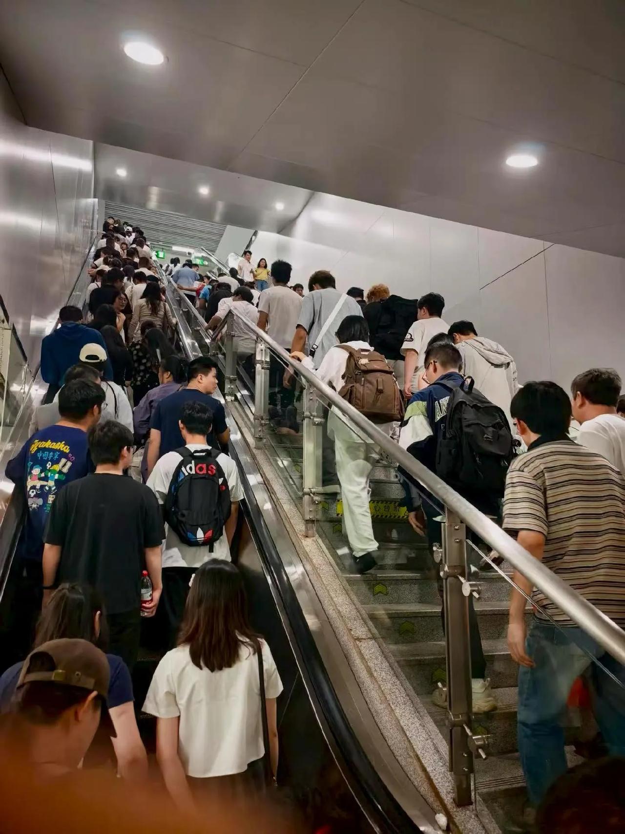 2026年10月01日（国庆节）,
南昌地铁客运量达到了272.84万人次，超过