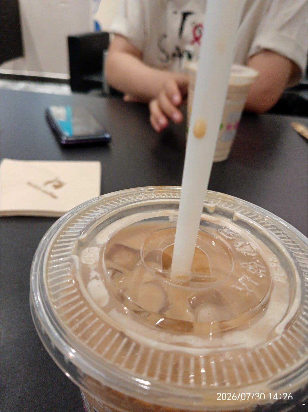 今天我点的是 小黄油美式加了一些冰，刚好适合今天的天气！ 齐齐哈尔·中瑞·悦力城