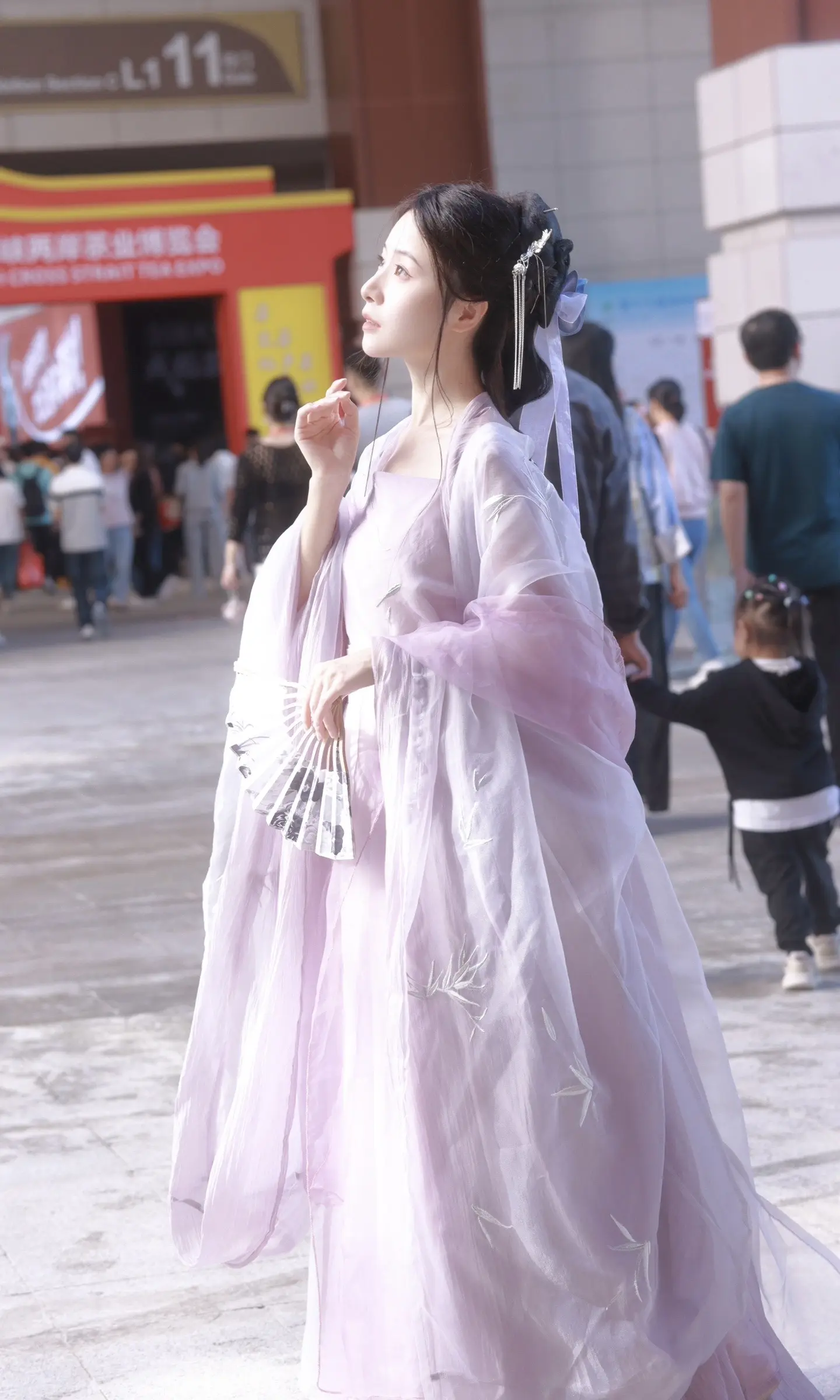 在人群中……