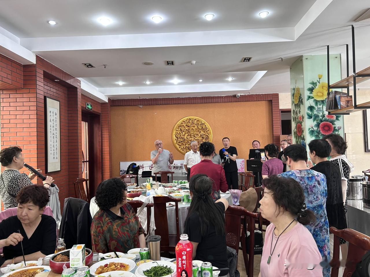 做老有所乐、老有所为的老人！

在我们小区有这样一群老年人，他们是社区活动中心的