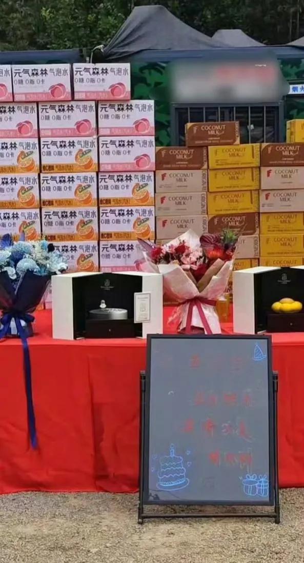 肖战生日请剧组《得闲谨制》喝饮料吃蛋糕，是可爱又大方的小莫同学呀[小鼓掌][小鼓