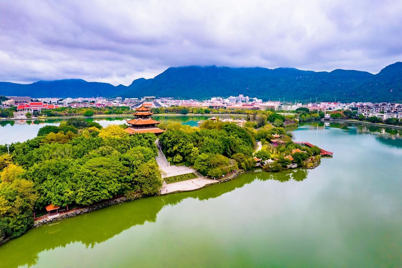 行香子 · 游泉州西湖公园

雕塑峥嵘，亭榭玲珑。
鼓楼上击响洪钟。
凭栏俯瞰，
