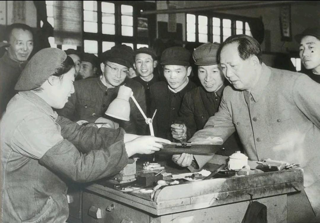 毛主席视察工厂时，冷不丁地问了一句：普通百姓买得起吗？
 
1956年1月间，毛
