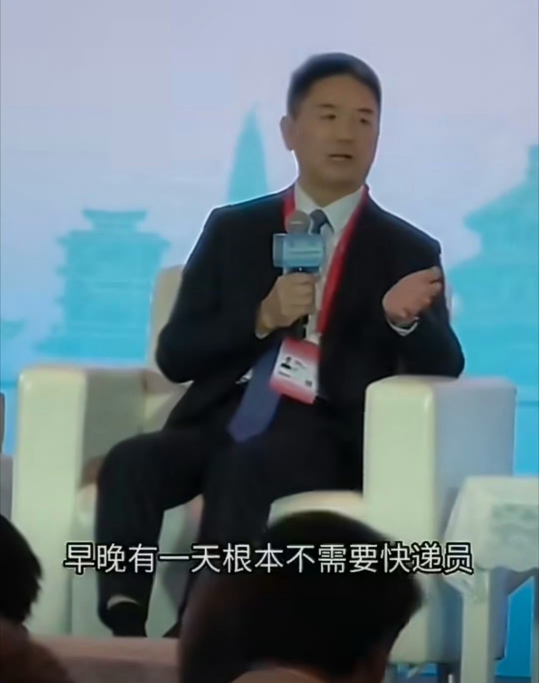 不少人都在担忧机器人普及之后，快递员会失去赖以生存的工作。机器人负责上门派送，原