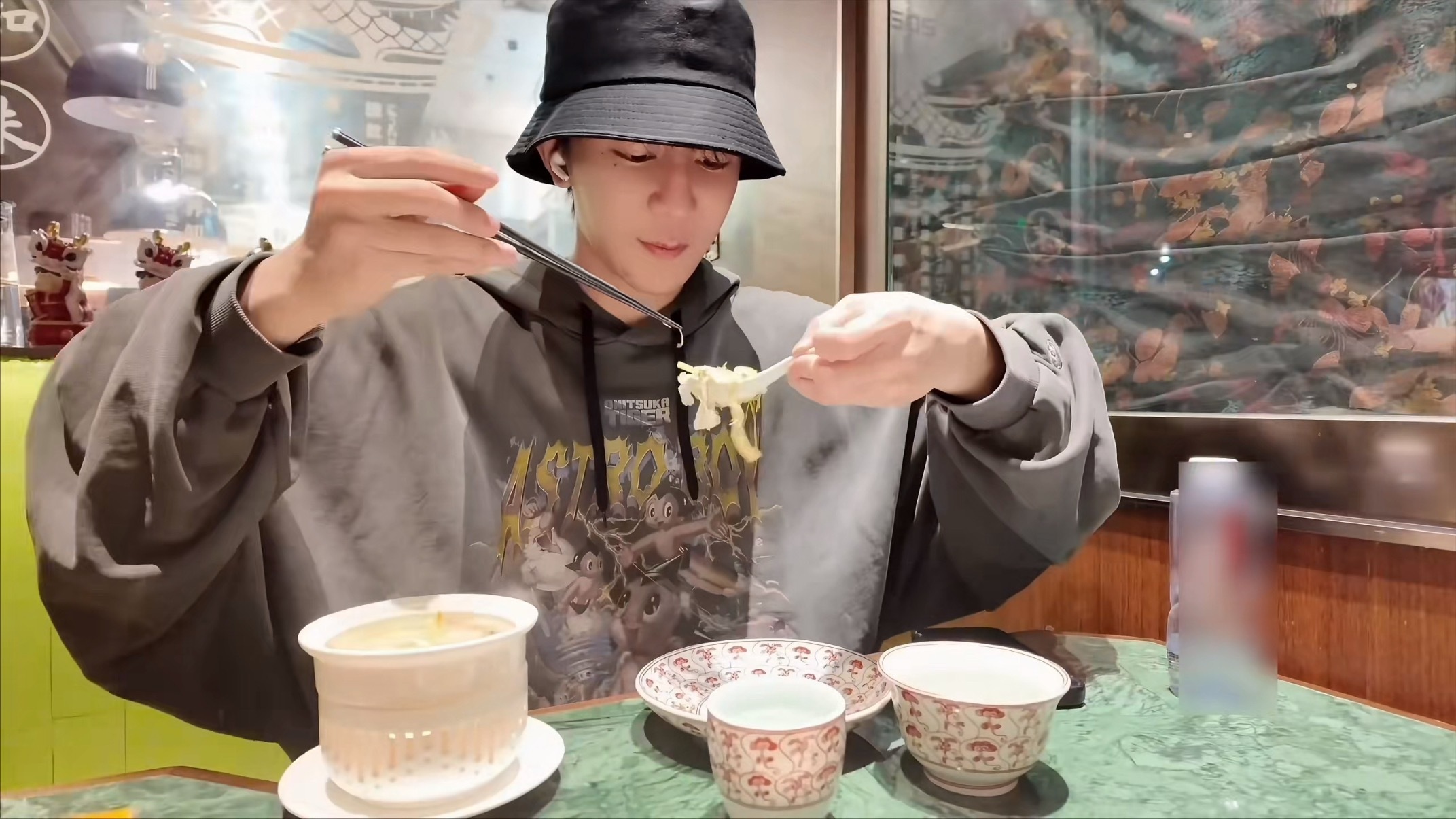 吃个饭架势这么大好想给他喂饭 