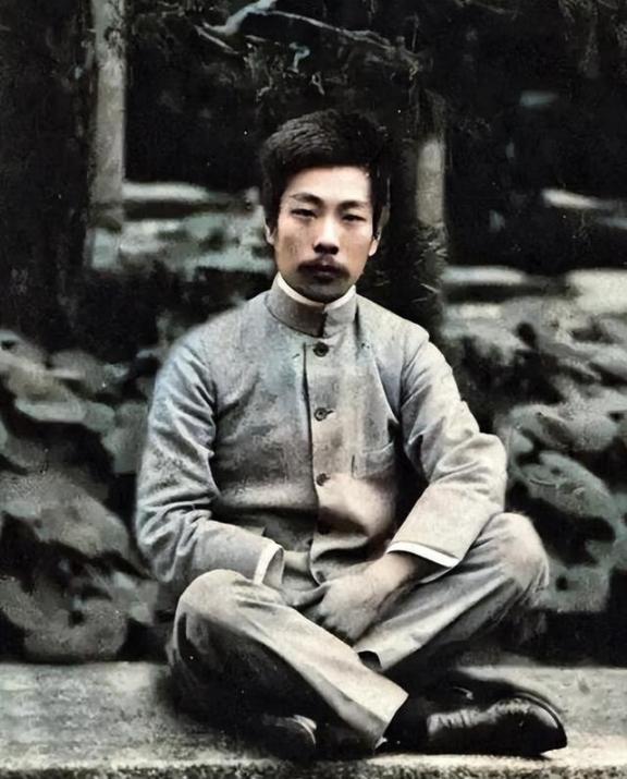鲁迅在日本仙台医专的成绩单 
 
1904年，23岁的鲁迅带着救国救民的理想，远