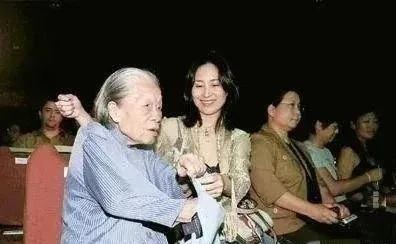 一次，保姆晶姐对何超琼说：我身体不太好，想退休了。何超琼说了一句话，让所有人泪目