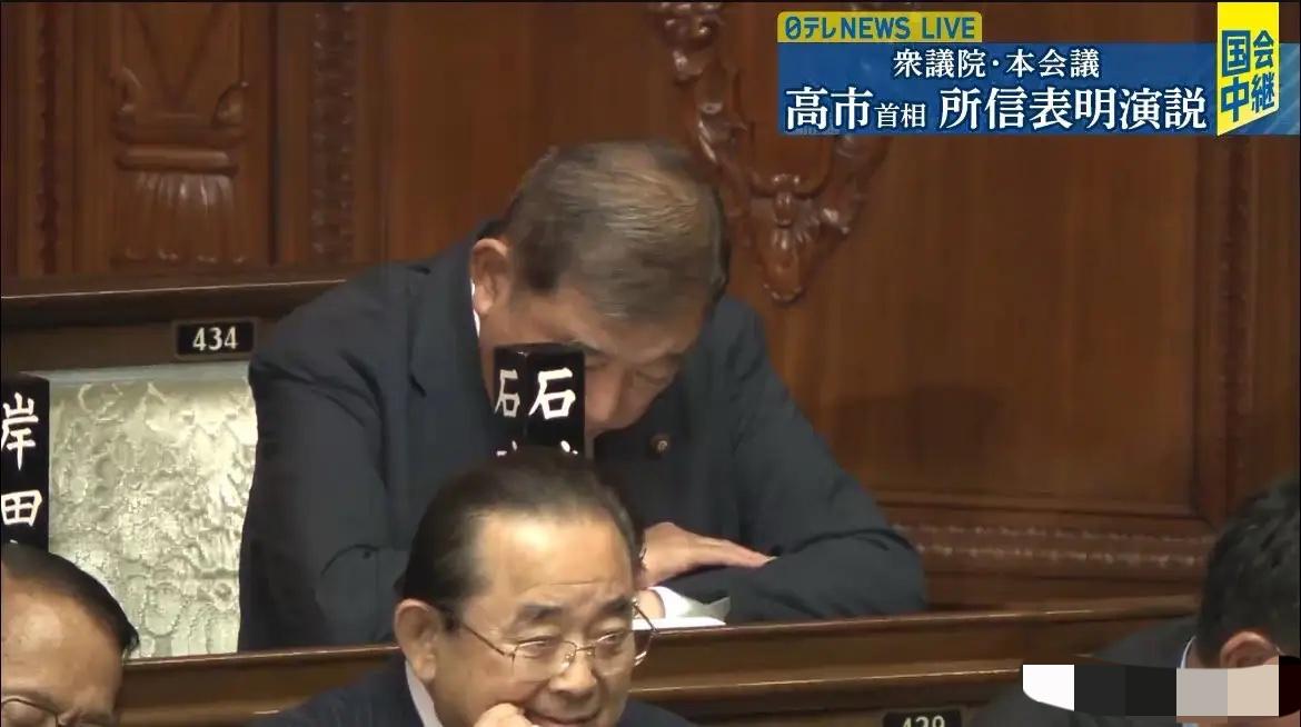 石破茂不做日本首相之后，又开始在国会摸鱼了，镜头拍到他在国会打瞌睡。石破茂看来又