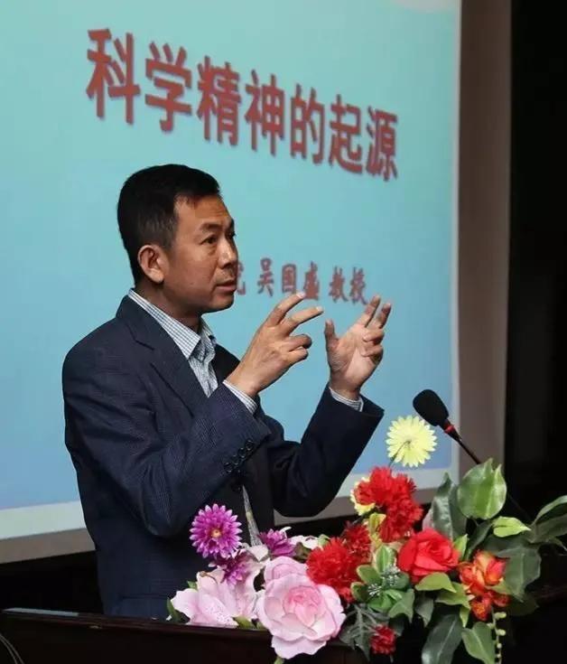 “落后不一定挨打”，这句话是清华大学吴国盛教授在一次公开演讲中的言论。
吴教授表