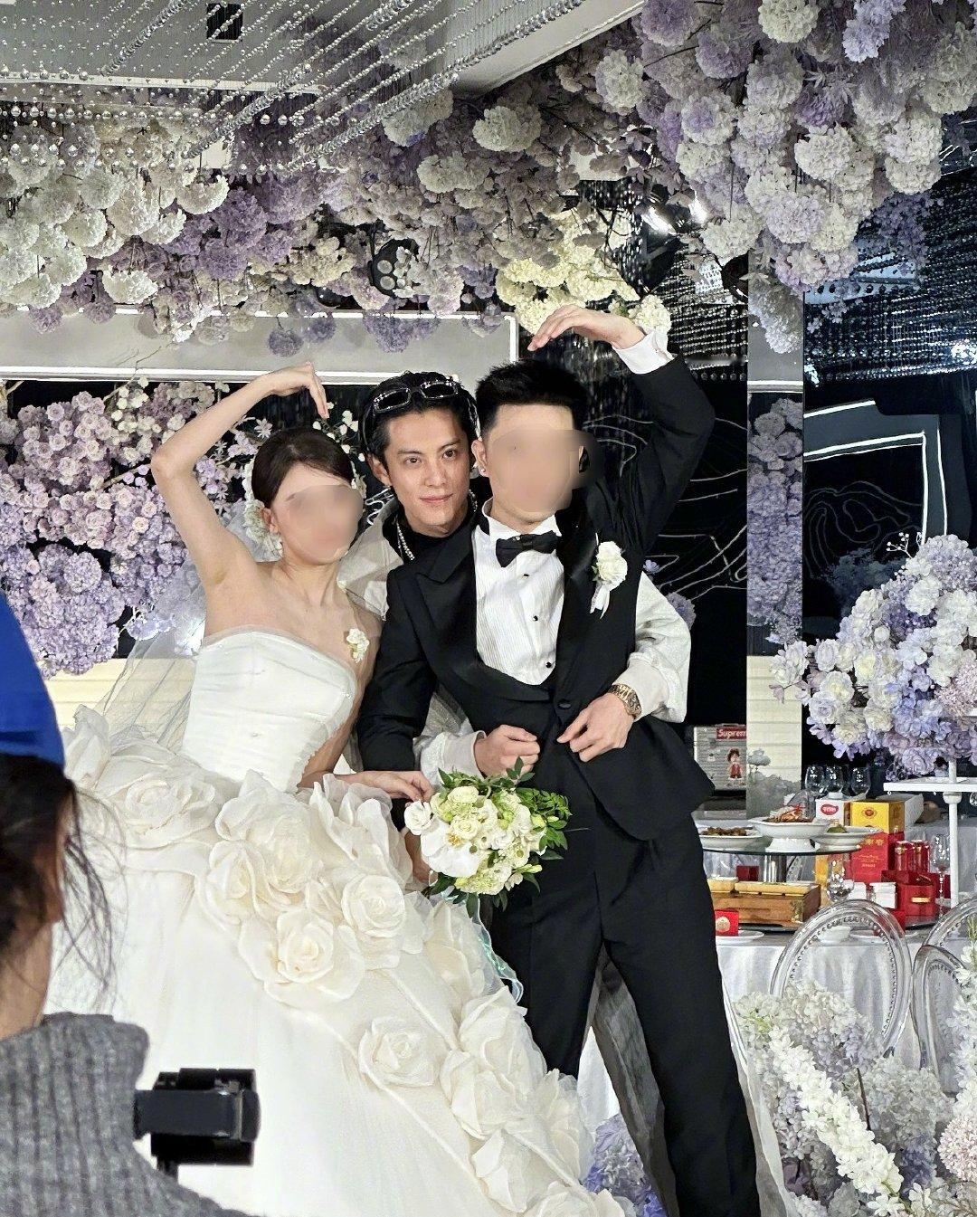 王鹤棣素颜参加发小婚礼王鹤棣素颜出席发小婚礼王鹤棣素颜参加发小婚礼，状态真好！ 