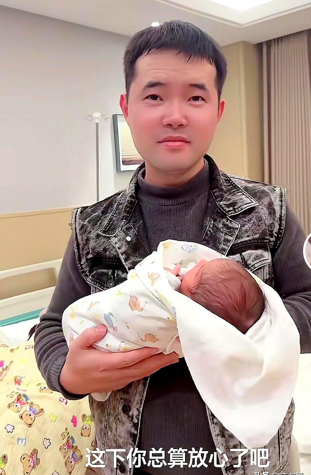 手术室门一推，护士抱出个带把的，顺子接过来时，嘴角笑着，眉头却没舒展。
他原先盼