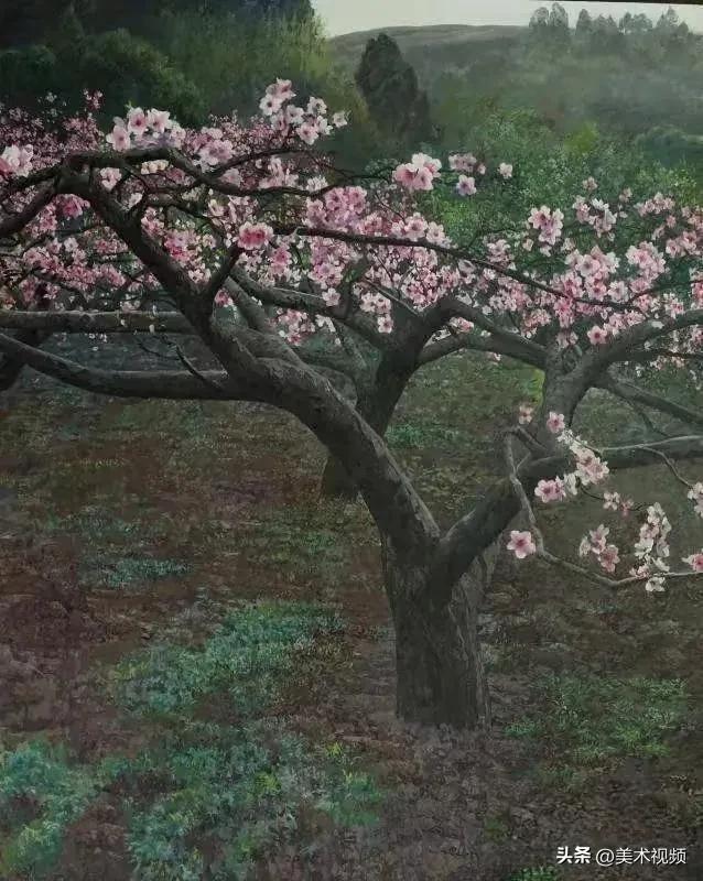 王龙生的画作自带清冷朦胧的氛围感，是川西坝子的静谧景致，与内心情绪的相融共生。灰