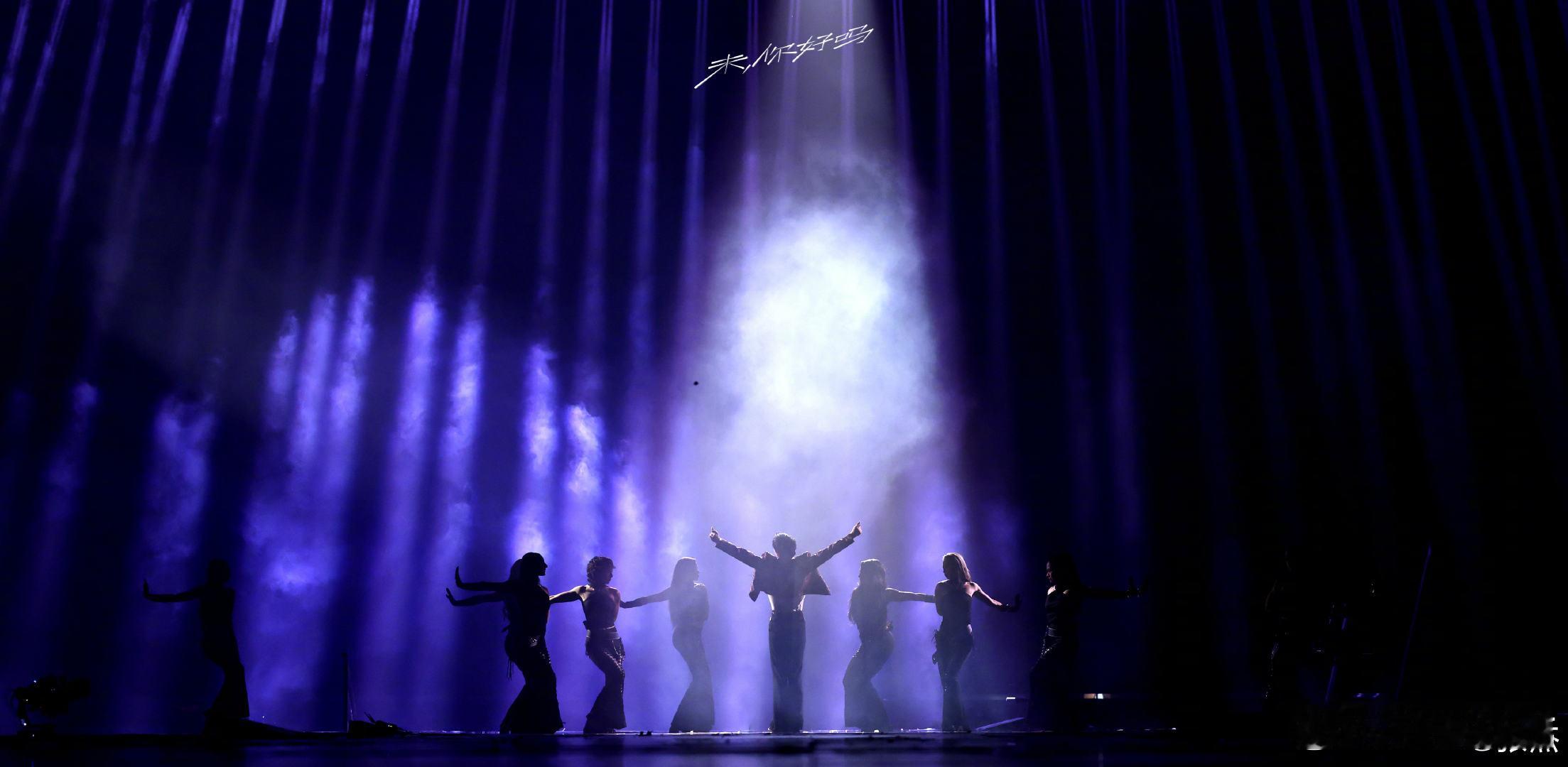 张杰身边全是带着笑脸和星光的人 张杰身边全是带着笑脸和星光的人，这画面真的太治愈