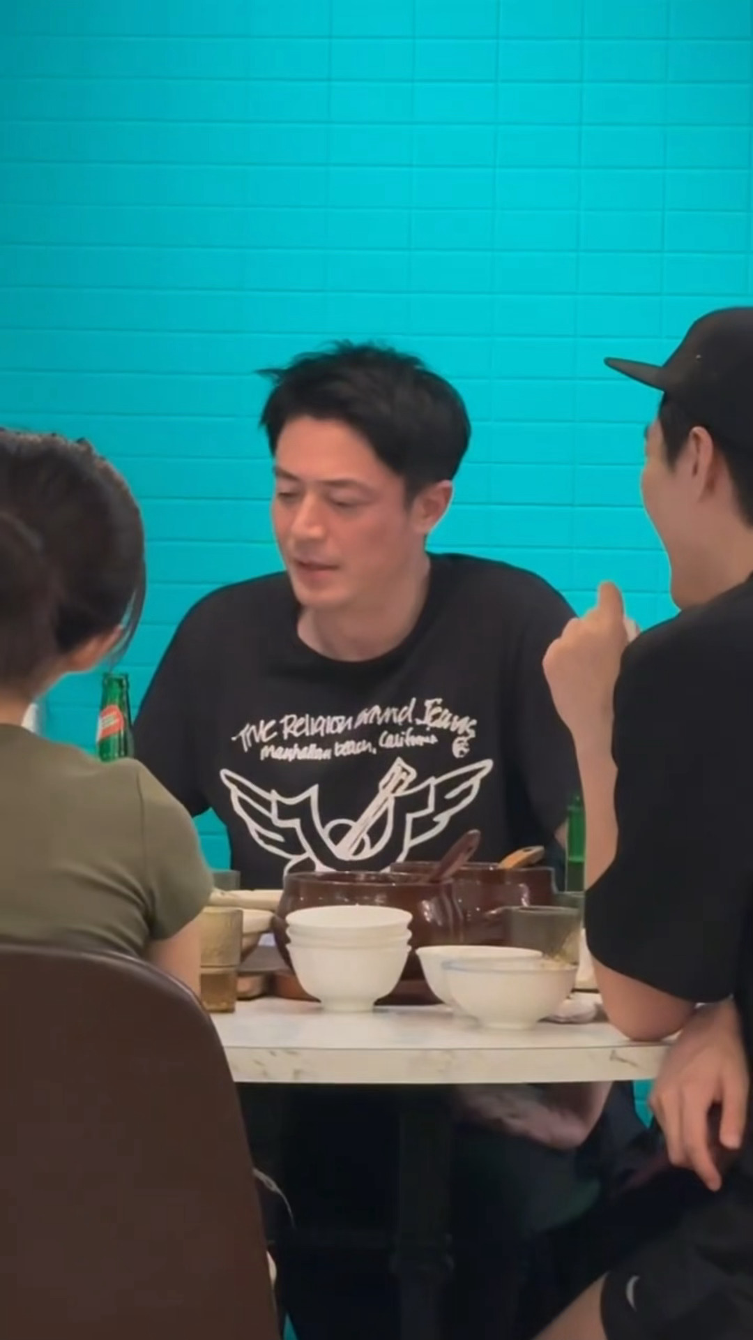 林心如怎么受得了霍建华这条牛仔裤从被拍到的路人偶遇照来看，霍建华私下就是主打随意