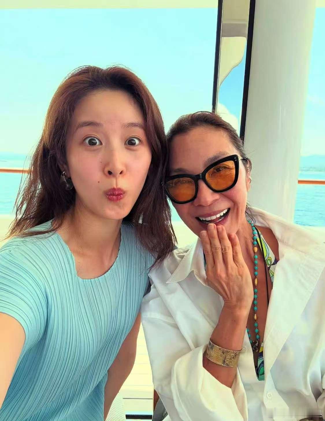 章泽天杨紫琼合影章泽天晒与杨紫琼合照章泽天晒与杨紫琼合照，好，[送花花][送花花
