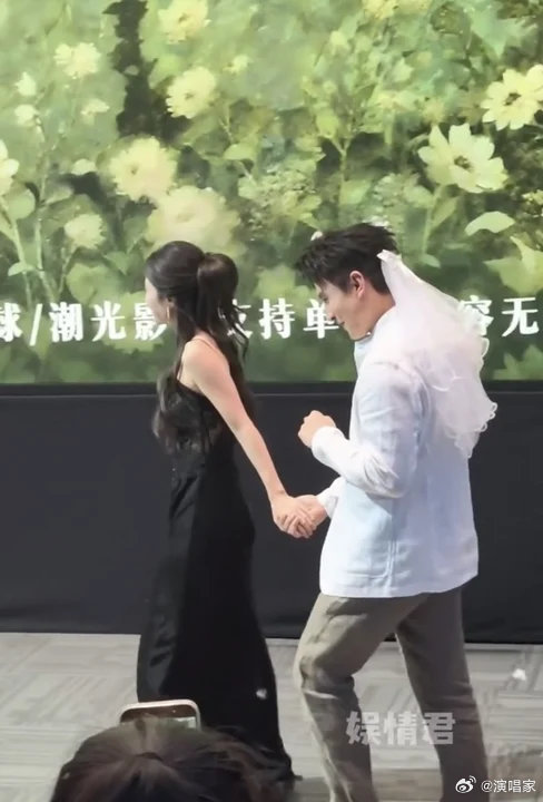 刘萧旭戴头纱这个出场方式有点过于甜了！刘萧旭戴头纱被王格格牵手入场🈶~刘萧旭戴
