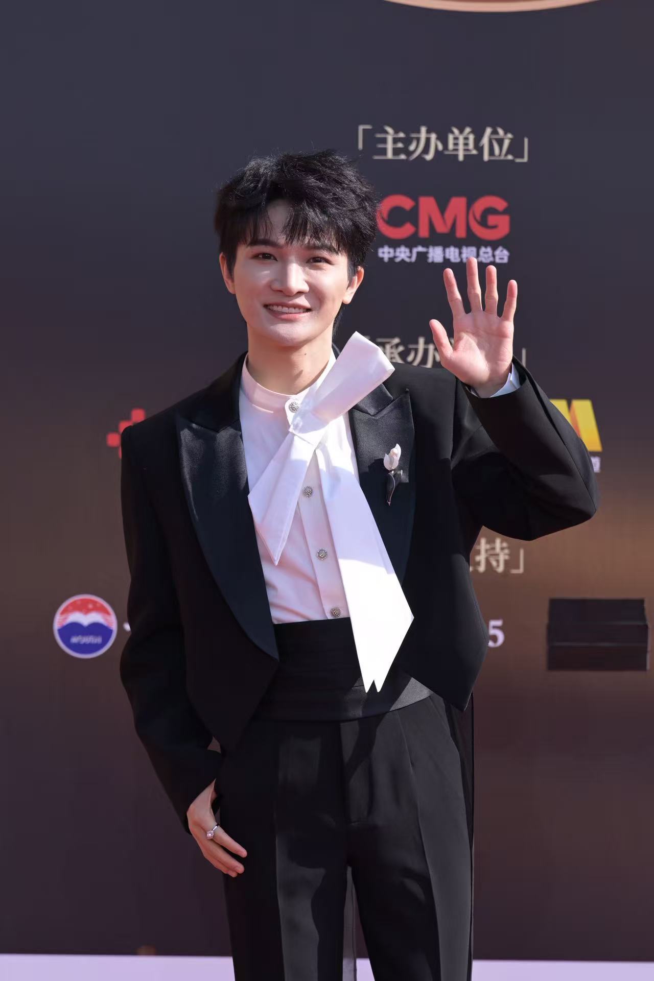 周深超大白色蝴蝶结周深黑色燕尾服造型 这身黑色燕尾服也太会了！白衬衫➕巨型白色蝴