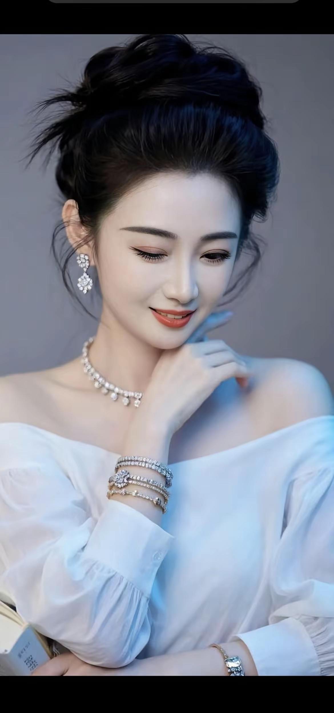 优雅气质总能让人在人群中脱颖而出，尽显迷人风采。领口新颖，勾勒出迷人锁骨。她妆容