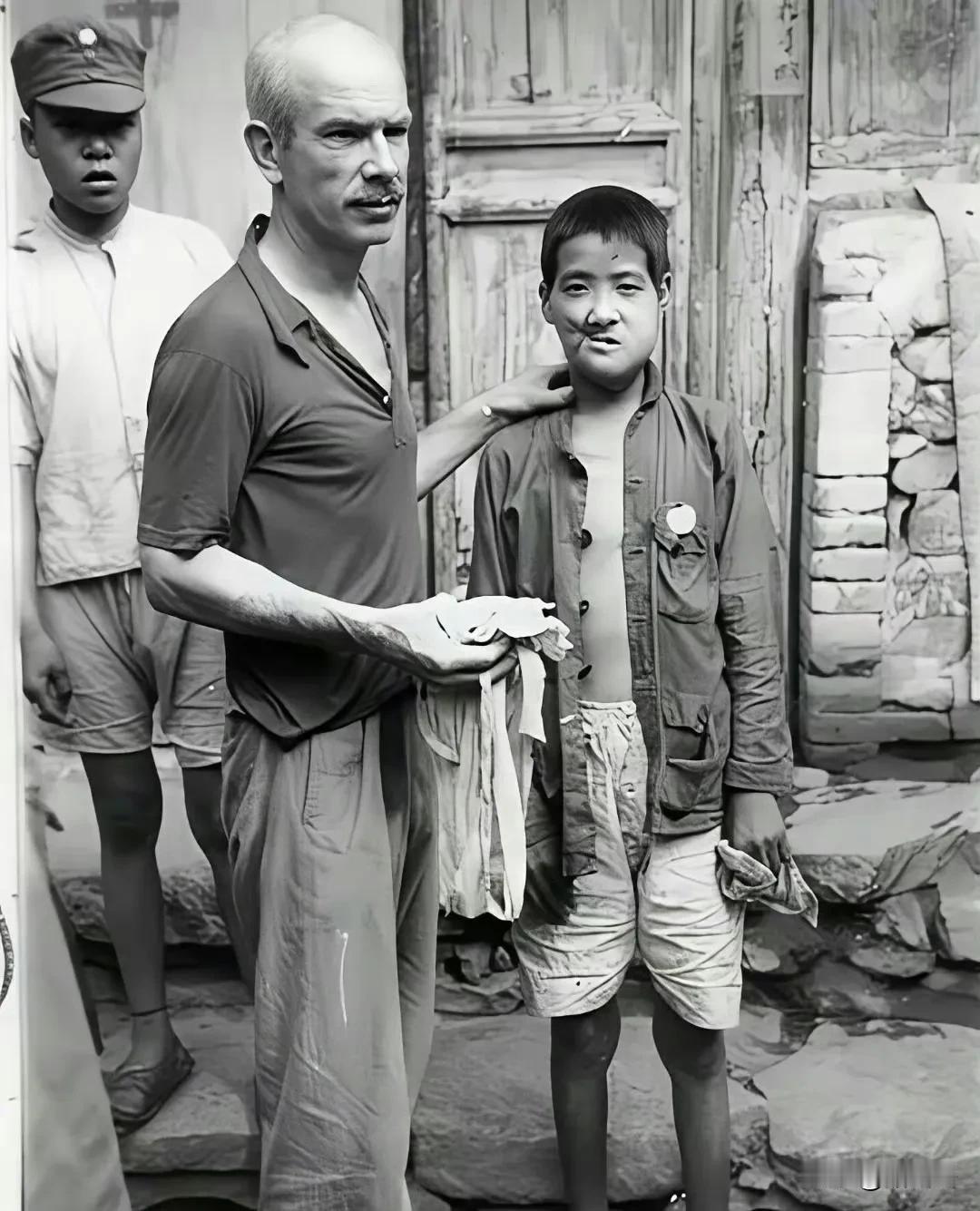 1939年，白求恩给面部中弹的小八路拆线。 ​随军的摄影师沙飞，拍下了白求恩拆线
