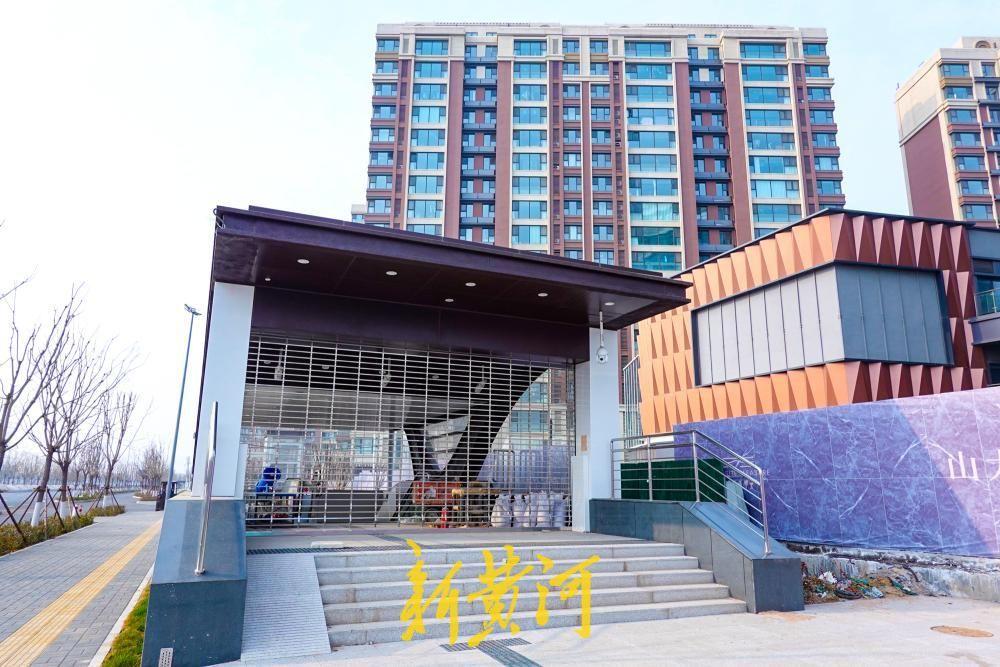 济南地铁6号线位里庄站出入口露脸，紧邻高校与车辆段！3月11日，记者在济南市槐荫