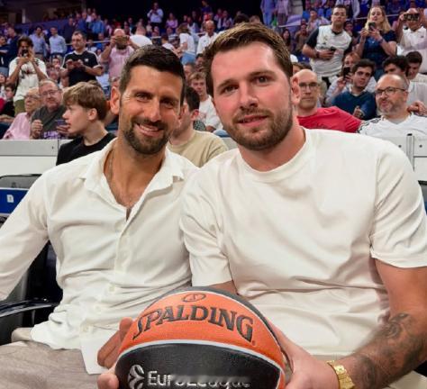 德约科维奇东契奇现场观战还有心情看球，说明恢复的不错 