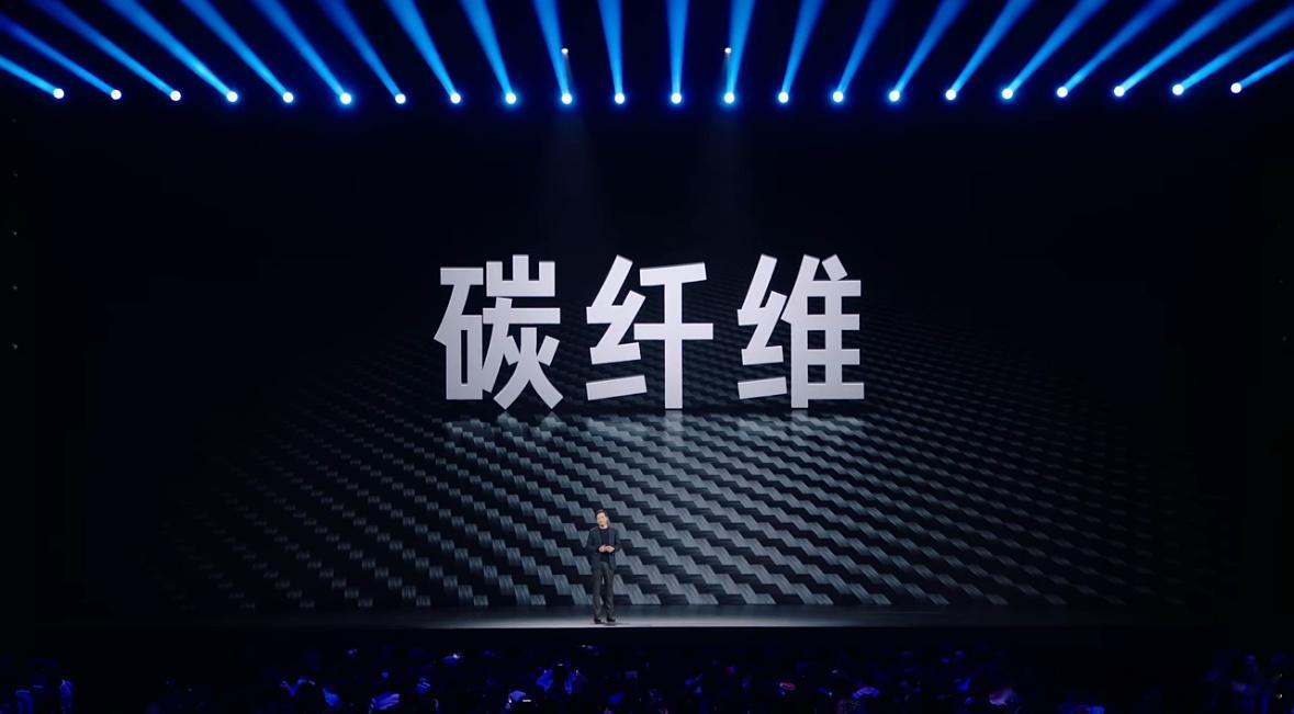 小米 SU7 Ultra 全车 17 处用上了碳纤维材质，全车碳纤维面积达到 3