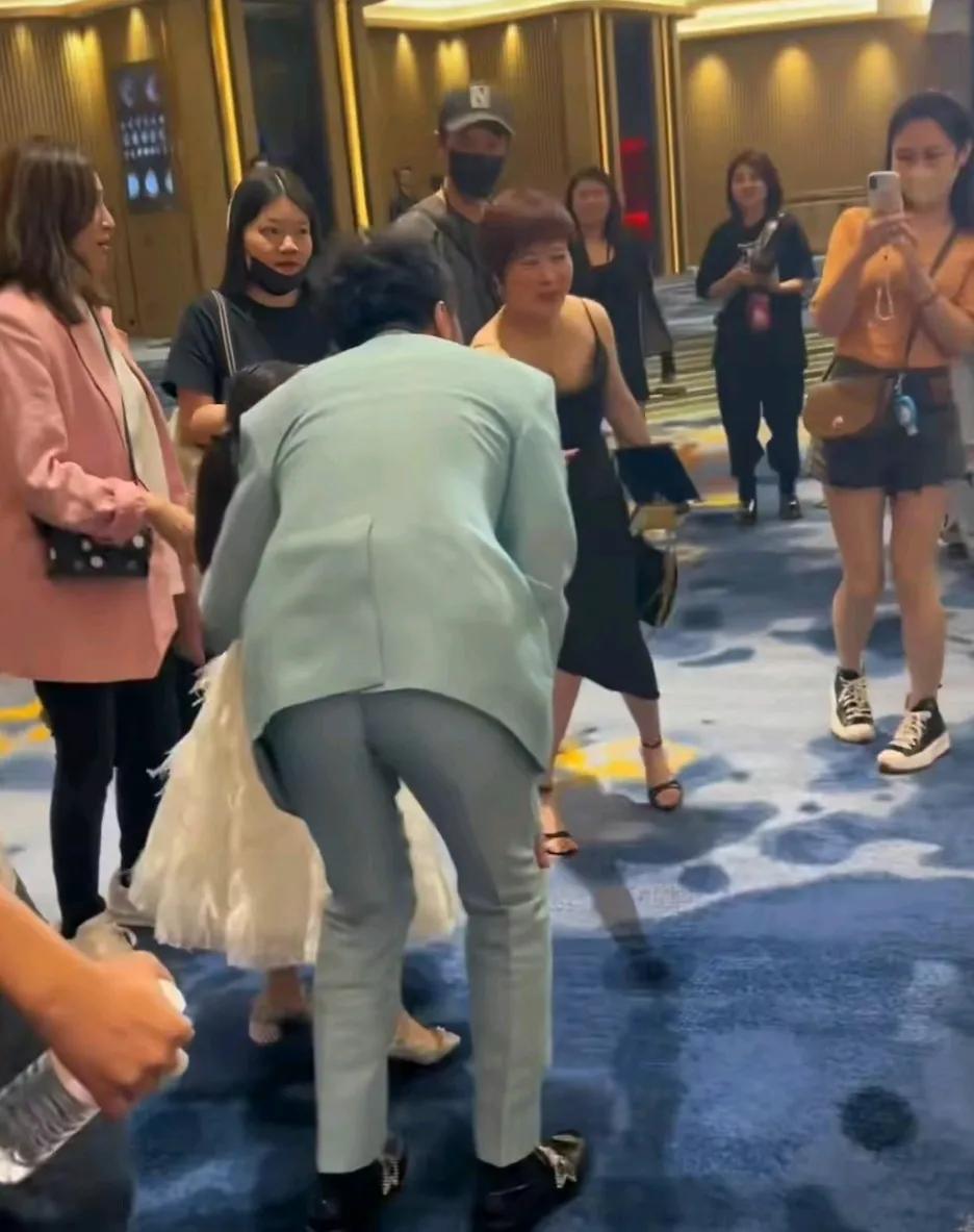 原来这个就是古巨基老婆
有网友说，不如普通人
真不知道古巨基是怎么看上她的
古巨