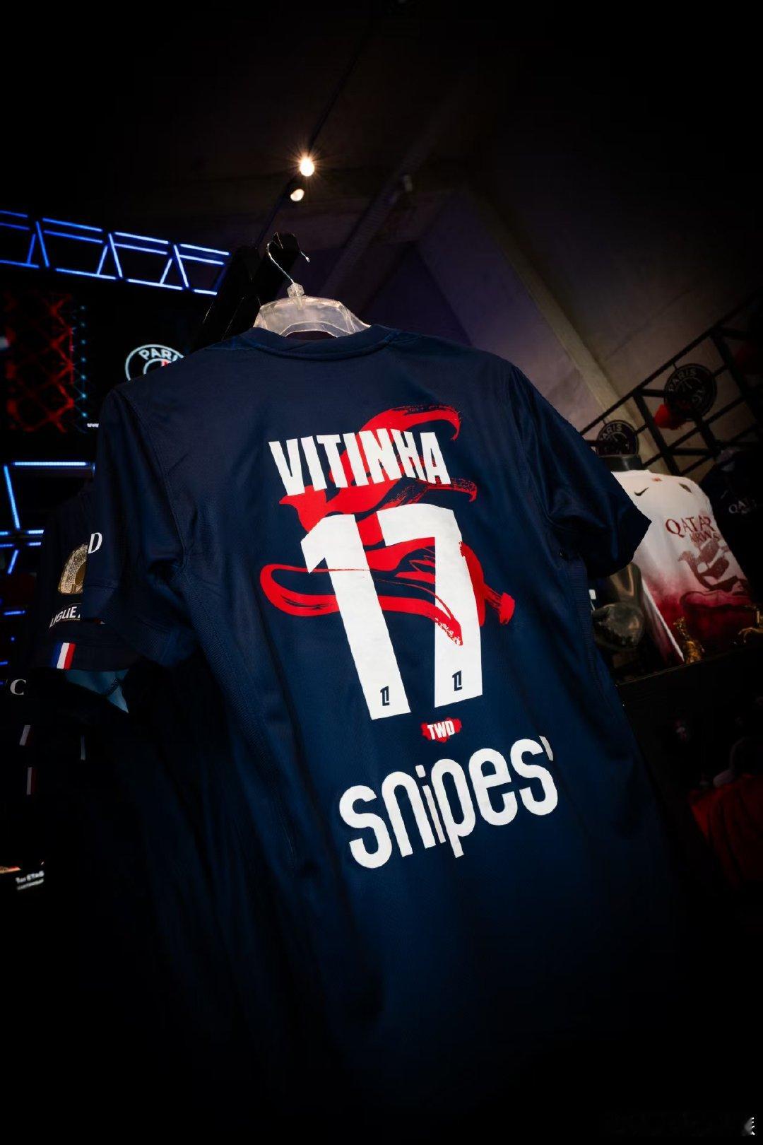 王嘉尔巴黎圣日尔曼联名球衣 和他的进军足球领域，携手顶级足球俱乐部推出联名！以红