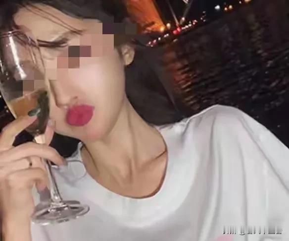 5月11日22时许，安徽黄山歙县一饭店里出了件荒唐事儿。女子张某醉酒后强邀邻桌游