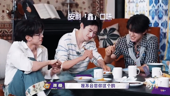 徐志胜说朱志鑫命很苦的感觉谁懂徐志胜和朱志鑫的互动，感觉这个画面也太搞笑了吧，朱