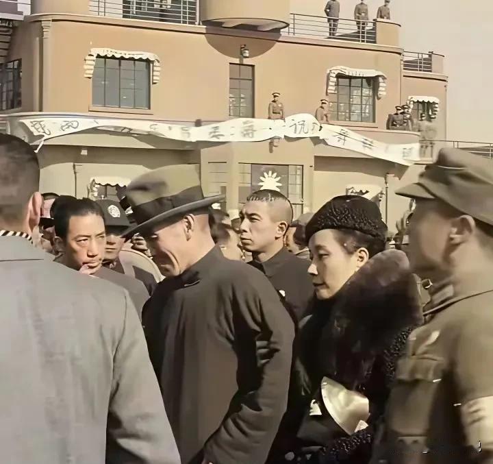 1936年12月27日南京大校场机场，西安事变后，蒋介石在张学良的陪同下，从洛阳