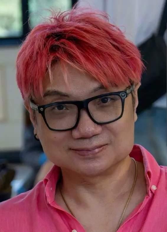 我有个疑惑！

程青松长得这么丑，甚至可以用恶心来形容，他在网上到处勾搭漂亮男艺