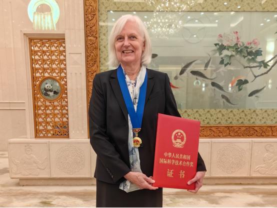 帮中国突破光刻胶瓶颈的幕后大佬竟是这位72岁美国老太太？全球半导体圈无人不晓！日