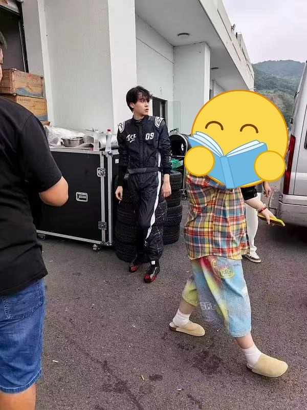 右手这是🚬？ 