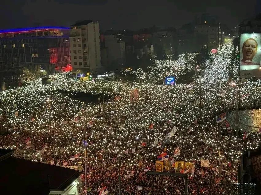 数十万人上街反对武契奇：塞尔维亚抗议活动的高潮即将来临。

塞尔维亚持续数月的抗